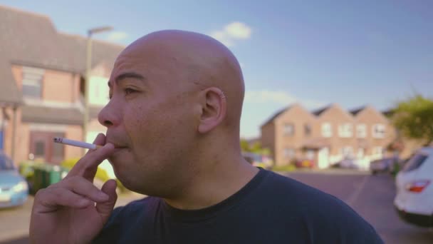 Homme Fume Une Cigarette Plein Air Portrait — Video