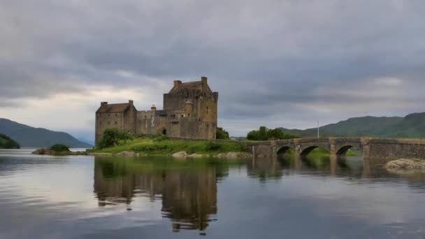 Timelapse Eileen Donan Castelo Lago Escócia Bela Noite Céu Nuvens — Vídeo de Stock