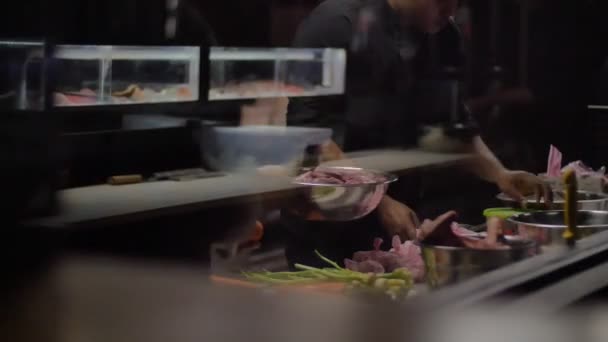 Aşçılar Profesyonel Bir Mutfakta Çalışıyor — Stok video