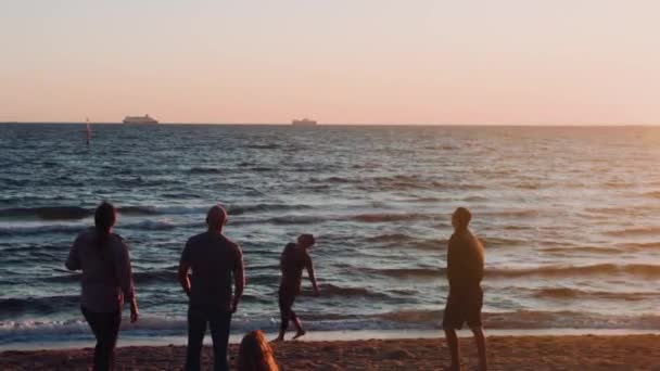 Vier Jonge Mensen Spelen Het Strand Schoppen Een Bal Slow — Stockvideo