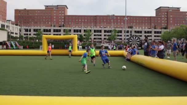 Kinder Spielen Fußball Auf Einem Gesprengten Feld — Stockvideo