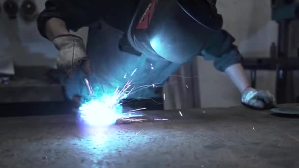 焊铁在慢动作中产生火花 — 图库视频影像
