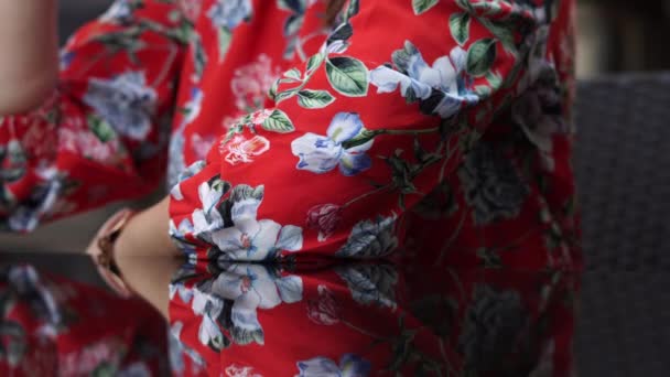 Девушка Красном Платье Цветочным Узором Террасе Открытым Небом Бизнес Центре — стоковое видео