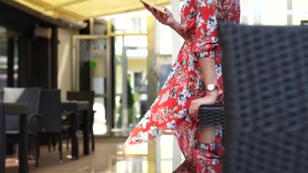 Hermosa Chica Vestido Rojo Con Patrón Flores Terace Aire Libre — Vídeos de Stock