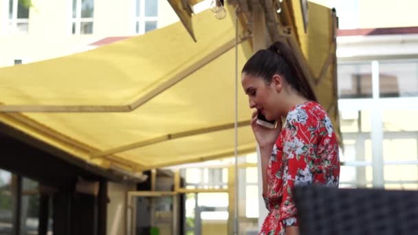 Hermosa Chica Vestido Rojo Con Patrón Flores Terace Aire Libre — Vídeos de Stock