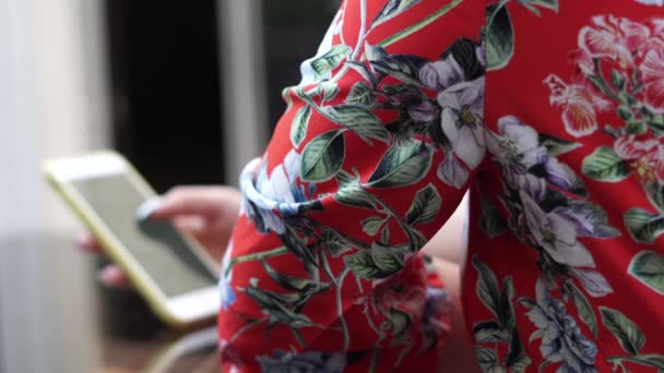 Красива Дівчина Червоній Сукні Квітковим Візерунком Терасі Відкритий Діловому Центрі — стокове відео