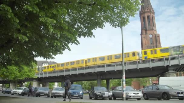Sarı Tren Berlin Deki Kiliseyi Geçiyor — Stok video