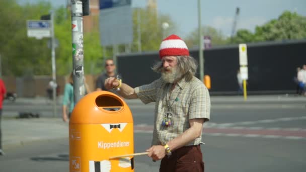 Straatmuziek Berlijn Vuilnisbak Drummer — Stockvideo