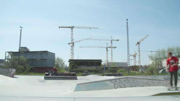 Skateboarding Berlim Skatepark Câmera Lenta — Vídeo de Stock