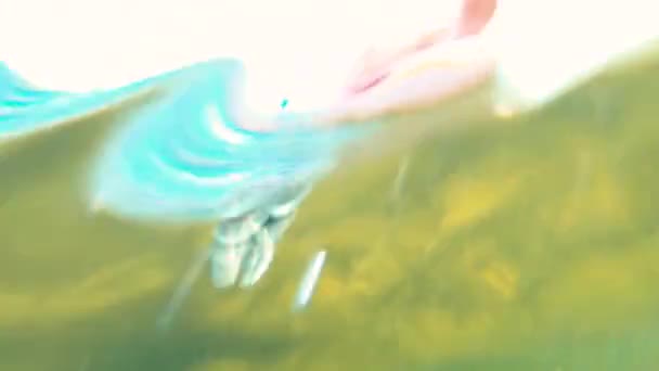 Suyun Altından Kamera Çıkıyor Güzel Bir Genç Kadının Etrafında Dolanıyor — Stok video
