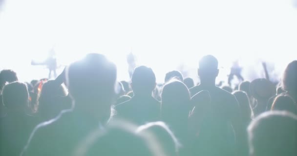 Великі Оплески Величезної Концертної Аудиторії Наприкінці Виступу — стокове відео