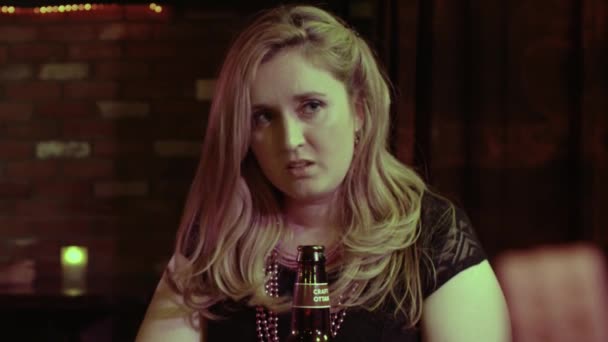 Overstuur Vrouw Vloekt Naar Iemand Neemt Dan Een Slok Alcohol — Stockvideo
