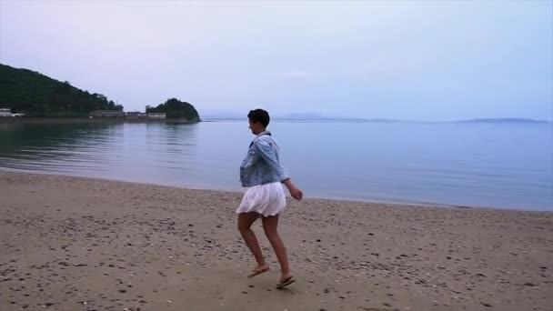Menina Pulando Correndo Uma Praia — Vídeo de Stock