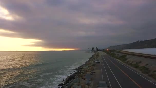 Amtrak Surf Liner Postupuje Kalifornském Pobřeží — Stock video