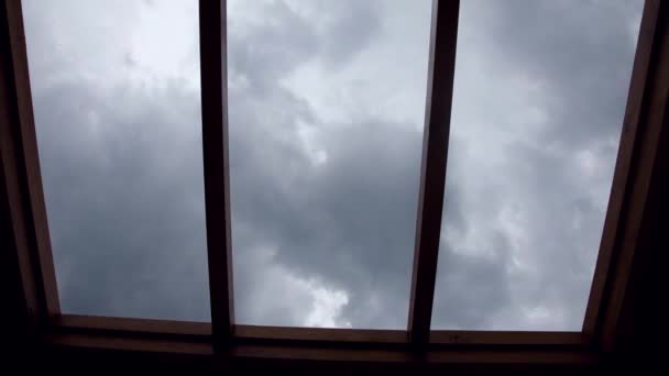 Wolken Door Venster Timelapse Min — Stockvideo