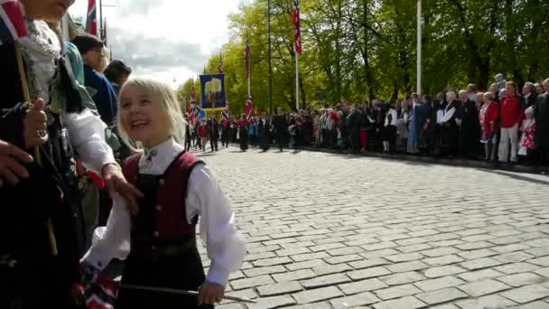 ノルウェー国民の日 美しい行列だ 伝統的なドレス オスロで5月の7Thを祝う幸せと喜びのノルウェー人 憲法記念日 独立記念日 — ストック動画