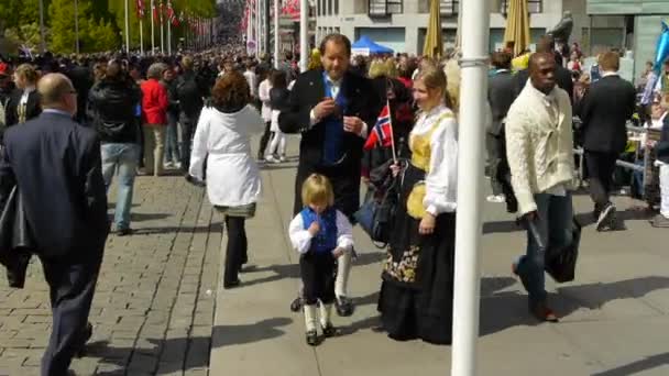 Εθνική Ημέρα Νορβηγίας Όμορφη Πομπή Παραδοσιακό Φόρεμα Ευτυχισμένοι Και Χαρούμενοι — Αρχείο Βίντεο