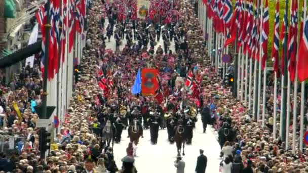 ノルウェー国民の日 美しい行列だ 伝統的なドレス オスロで5月の7Thを祝う幸せと喜びのノルウェー人 憲法記念日 独立記念日 — ストック動画