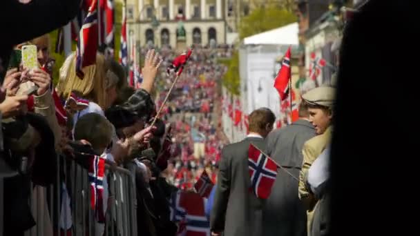 Dia Nacional Noruega Linda Procissão Vestido Tradicional Noruegueses Felizes Alegres — Vídeo de Stock