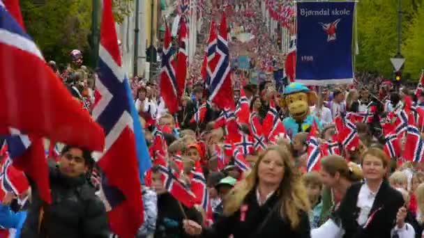 Norský Národní Den Krásný Průvod Tradiční Šaty Šťastní Radostní Norové — Stock video