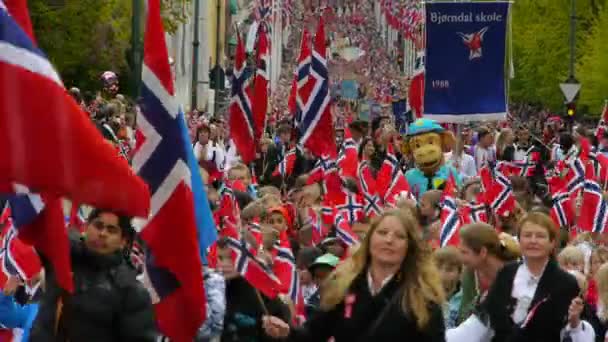 Festa Nazionale Della Norvegia Bella Processione Vestito Tradizionale Felici Gioiosi — Video Stock