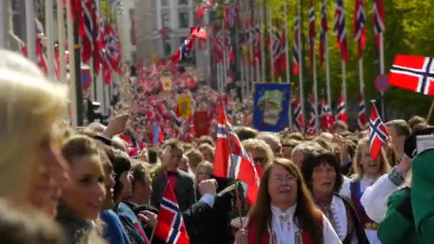 Día Nacional Noruega Hermosa Procesión Vestido Tradicional Felices Alegres Noruegos — Vídeo de stock