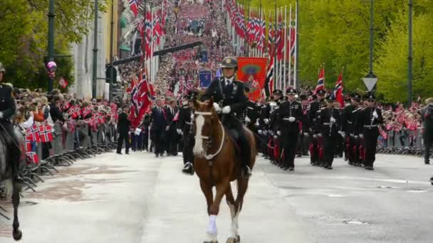 Norges Nationaldag Vacker Procession Traditionell Klänning Glada Och Glada Norrmän — Stockvideo