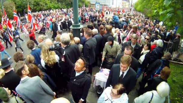 Ziua Națională Norvegiei Frumoasă Procesiune Rochie Tradițională Norvegienii Fericiți Bucuroși — Videoclip de stoc