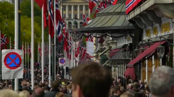 Norges Nationaldag Vacker Procession Traditionell Klänning Glada Och Glada Norrmän — Stockvideo