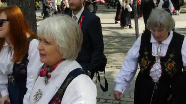 Día Nacional Noruega Hermosa Procesión Vestido Tradicional Felices Alegres Noruegos — Vídeos de Stock