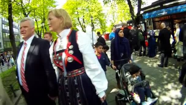 Dia Nacional Noruega Linda Procissão Vestido Tradicional Noruegueses Felizes Alegres — Vídeo de Stock