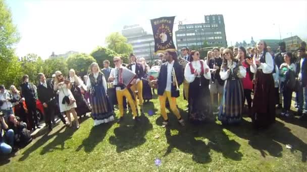 Національний День Норвегії Чудова Процесія Традиційний Одяг Щасливі Щасливі Норвежці — стокове відео