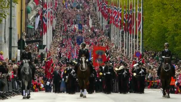 Norges Nationaldag Vacker Procession Traditionell Klänning Glada Och Glada Norrmän — Stockvideo