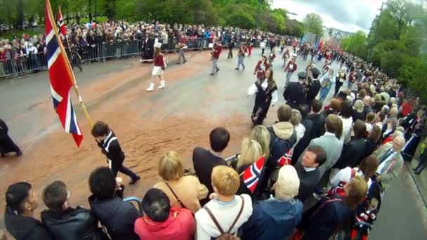 Día Nacional Noruega Hermosa Procesión Vestido Tradicional Felices Alegres Noruegos — Vídeo de stock