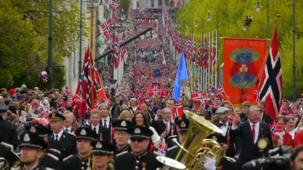 Día Nacional Noruega Hermosa Procesión Vestido Tradicional Felices Alegres Noruegos — Vídeos de Stock