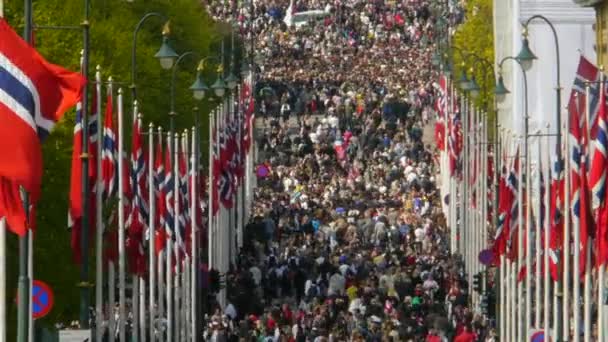 Norges Nationaldag Vacker Procession Traditionell Klänning Glada Och Glada Norrmän — Stockvideo