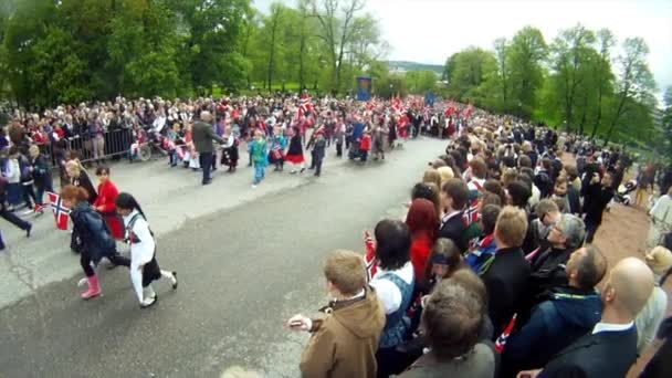 Día Nacional Noruega Hermosa Procesión Vestido Tradicional Felices Alegres Noruegos — Vídeo de stock