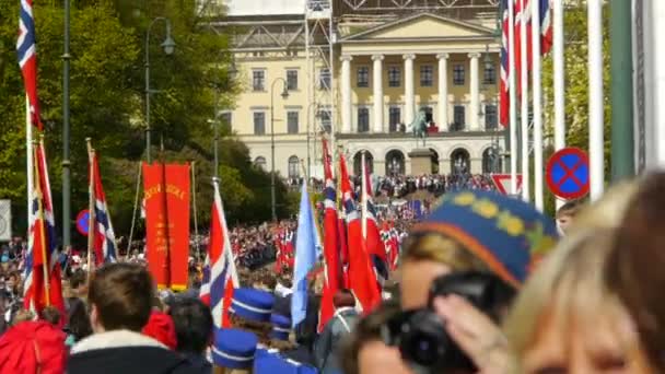 Norveç Ulusal Günü Güzel Tören Alayı Geleneksel Elbise Mutlu Neşeli — Stok video