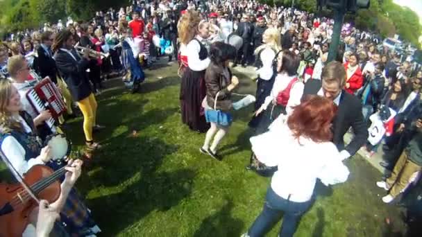 Nationale Feestdag Noorwegen Mooie Processie Traditionele Jurk Vrolijke Vreugdevolle Noren — Stockvideo