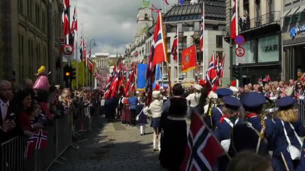 Narodowy Dzień Norwegii Piękna Procesja Tradycyjna Sukienka Szczęśliwi Radośni Norwegowie — Wideo stockowe