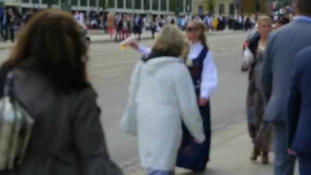 Día Nacional Noruega Hermosa Procesión Vestido Tradicional Felices Alegres Noruegos — Vídeo de stock