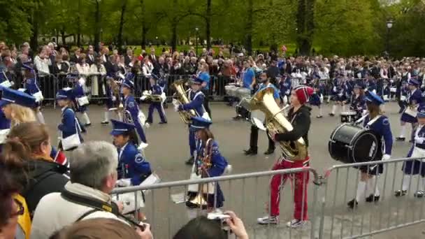 Norges Nationaldag Vacker Procession Traditionell Klänning Glada Och Glada Norrmän — Stockvideo