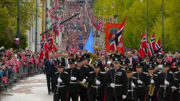 Nationale Feestdag Noorwegen Mooie Processie Traditionele Jurk Vrolijke Vreugdevolle Noren — Stockvideo