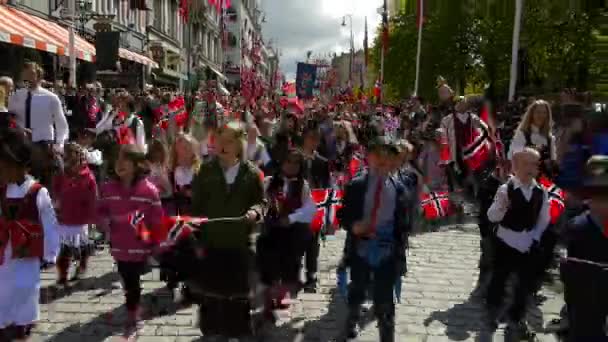 Norges Nationaldag Vacker Procession Traditionell Klänning Glada Och Glada Norrmän — Stockvideo