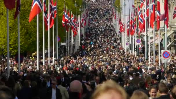 Norges Nationaldag Vacker Procession Traditionell Klänning Glada Och Glada Norrmän — Stockvideo