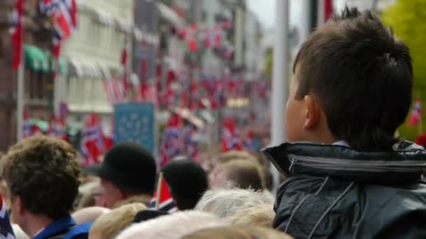 Norges Nationaldag Vacker Procession Traditionell Klänning Glada Och Glada Norrmän — Stockvideo
