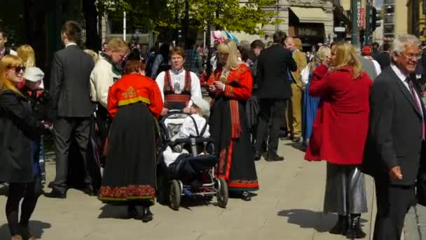 Norveç Ulusal Günü Güzel Tören Alayı Geleneksel Elbise Mutlu Neşeli — Stok video
