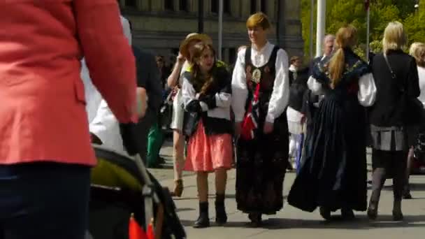 Hari Nasional Norwegia Prosesi Yang Indah Pakaian Tradisional Happy Joyful — Stok Video