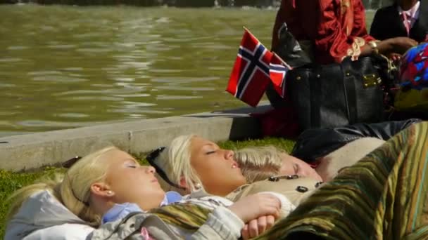 Narodowy Dzień Norwegii Piękna Procesja Tradycyjna Sukienka Szczęśliwi Radośni Norwegowie — Wideo stockowe
