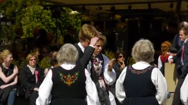 Norges Nationaldag Vacker Procession Traditionell Klänning Glada Och Glada Norrmän — Stockvideo